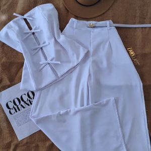 Blusa de lazos con pantalon blanco